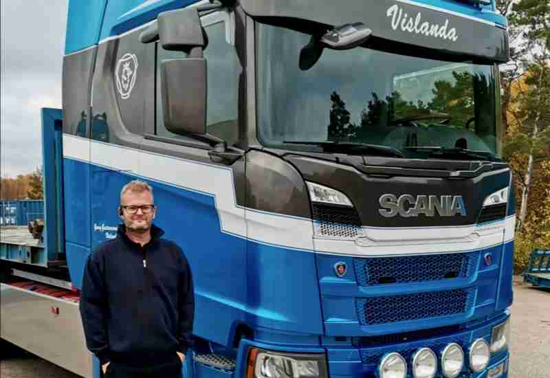 Henrik Gustavsson bredvid en av Georg Gustavssons Åkeris lastbilar. Henrik är en av Workifys nöjda kunder!